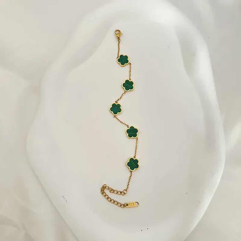 Scarlette | luxusarmband mit grünem blumenanhänger