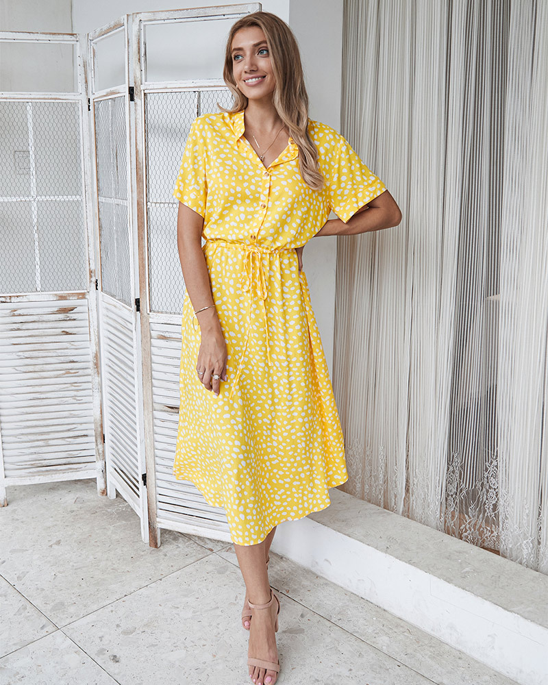 Schickes Midikleid mit Tupfenmuster und Taillenband