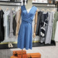FallStil® - Blaues ärmelloses Midikleid mit V-Ausschnitt und verdrehter Front