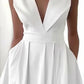 FallStil® - Weißes Faltkragen-Maxikleid mit tiefem V-Ausschnitt und Plissee