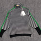 Even&Vil® - Grün gestreifter Pullover mit schwarzem und weißem Rautenmuster