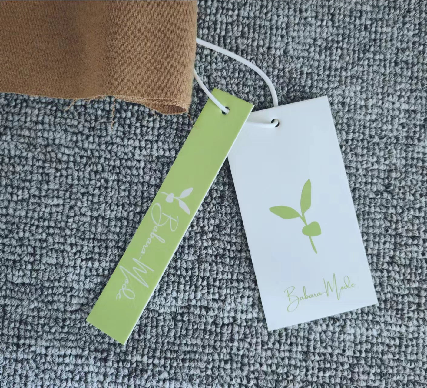Even&Vil® - Braunes langärmeliges Sweatshirt mit Buchstaben