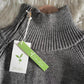 Lovja® - Grauer einfarbiger Pullover mit hohem Halsausschnitt