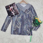 FallStil® - Blaues Paisley-Top mit grauem Umlegekragen und langen Ärmeln