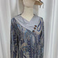 FallStil® - Blaues Paisley-Top mit grauem Umlegekragen und langen Ärmeln