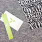 FallStil® - Asymmetrisches Top mit abstraktem Druck in Schwarz und Heidekrautcreme