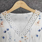 Even&Vil® - Weißes langärmeliges Top mit Ösen, Spitze und Blumen