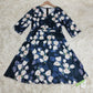 SpringStil® - Weißes Tulpenschichtenkleid mit kurzen blauen Ärmeln