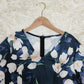SpringStil® - Weißes Tulpenschichtenkleid mit kurzen blauen Ärmeln