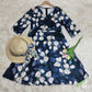 SpringStil® - Weißes Tulpenschichtenkleid mit kurzen blauen Ärmeln