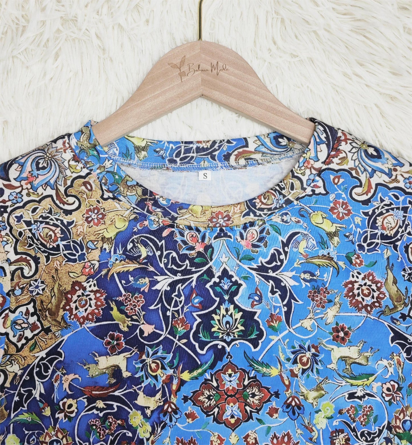 SpringStil® - Wunderschönes kurzärmeliges Top mit blauem Aufdruck
