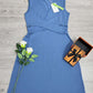 FallStil® - Blaues ärmelloses Midikleid mit V-Ausschnitt und verdrehter Front