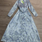 BlütenBliss® - Elegantes Maxikleid mit blauem Aufdruck