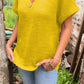 Stricktop mit Knopfdetail und V-Ausschnitt