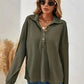 Pearl - Gerippte Bluse mit Knopfleiste