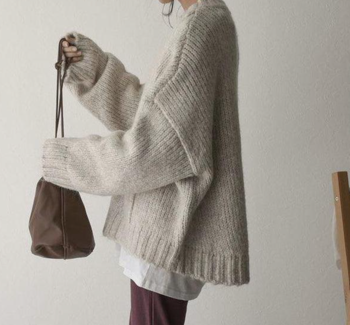 BELLA - Eleganter Strickpullover mit großer Tasche