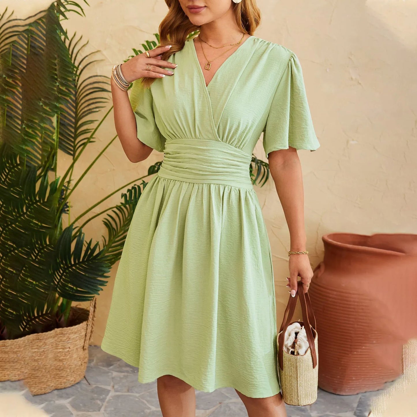 Emma - Grünes Taillenkleid mit V-Ausschnitt