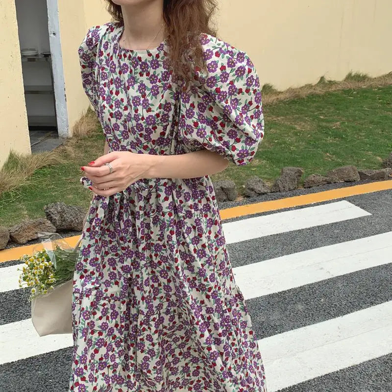 Greta - Grünes Blumenkleid mit Rüschensaum