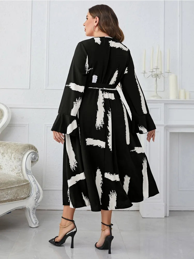 Mia - Modernes Midikleid in Schwarz-Weiß