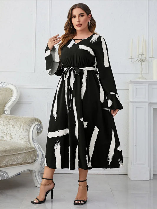 Mia - Modernes Midikleid in Schwarz-Weiß