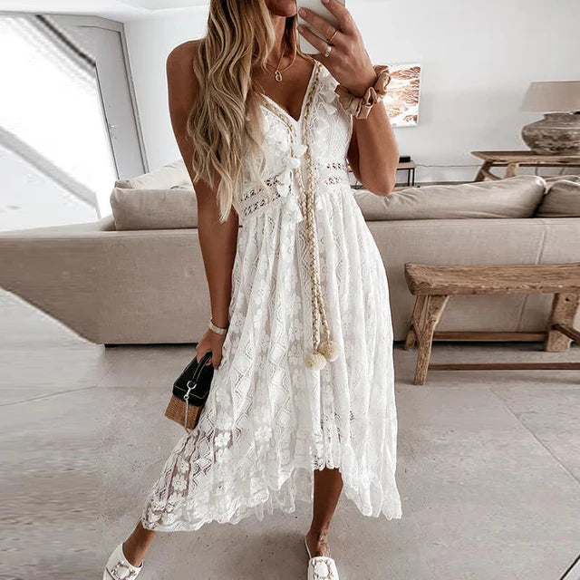 Emilia - Weißes Spitzenkleid mit V-Ausschnitt