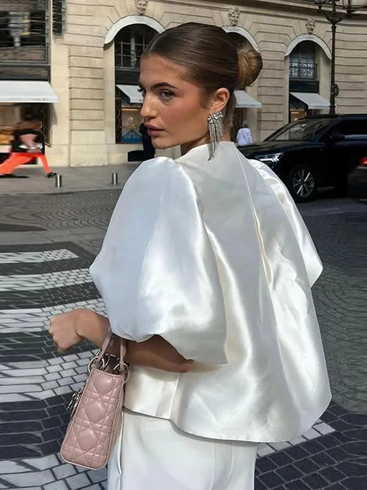 Johanna – Weißes Satin-Rüschenhemd für Damen mit O-Ausschnitt