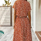 Schickes Midikleid mit Tupfenmuster und Taillenband