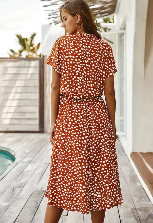 Schickes Midikleid mit Tupfenmuster und Taillenband
