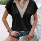 Schwarzes T-Shirt mit Spitzen-V-Ausschnitt - Clara