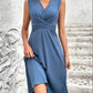 FallStil® - Blaues ärmelloses Midikleid mit V-Ausschnitt und verdrehter Front