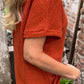 Stricktop mit Knopfdetail und V-Ausschnitt