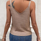 Lina – Beiges Stricktop mit Schnallenträgern